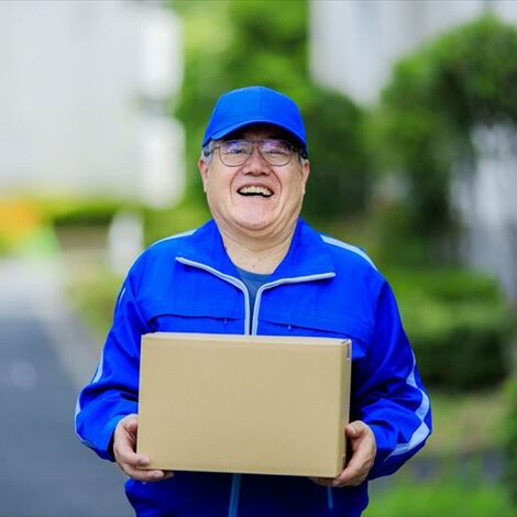 笑顔の男性シニアスタッフ_R