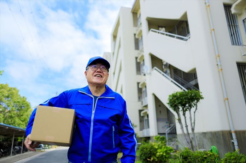 配達する男性シニアスタッフ_R