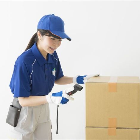 集荷する女性スタッフ_R