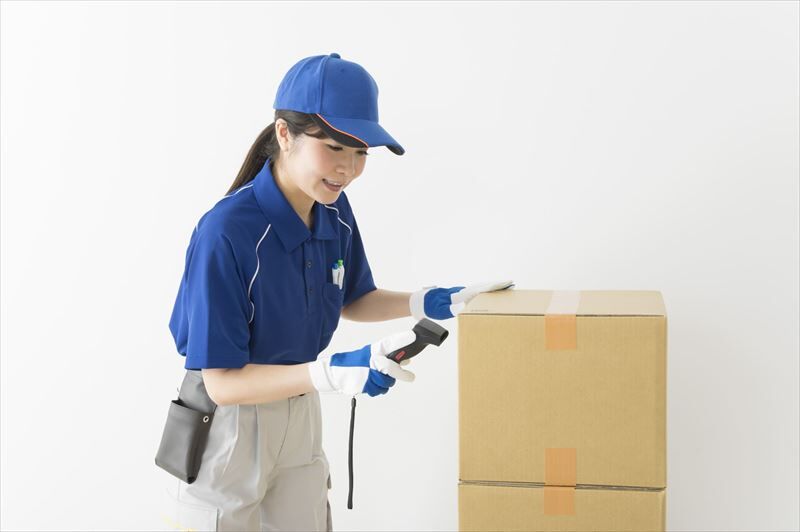集荷する女性スタッフ_R