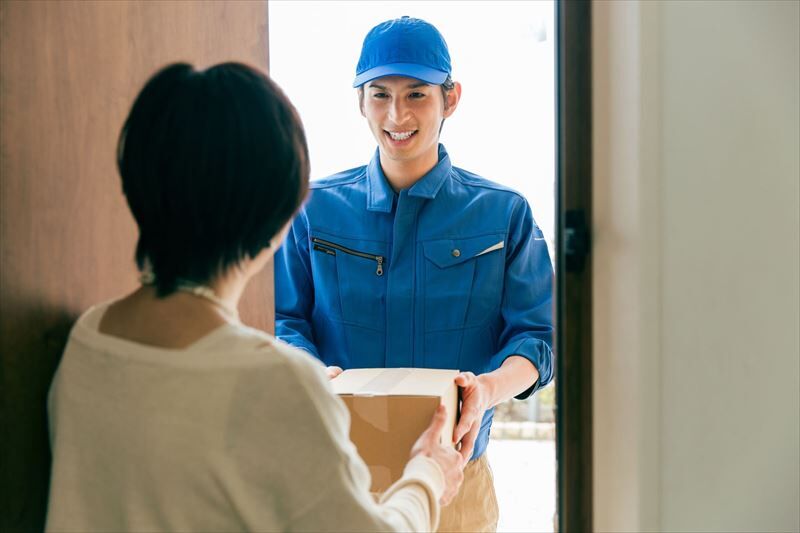 宅配に来た男性スタッフ_R